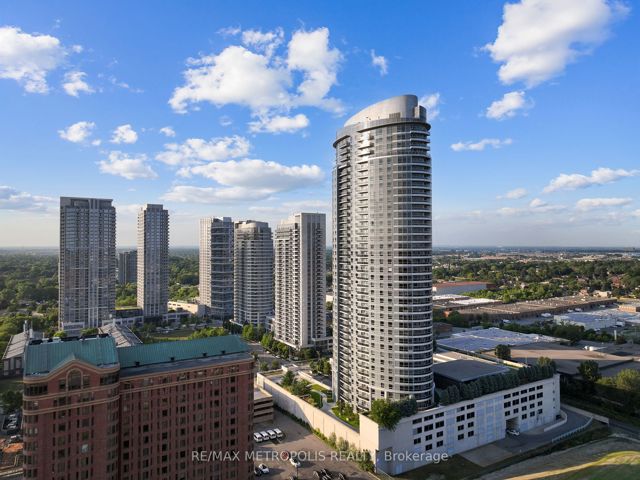816 - 135 Village Green Sq