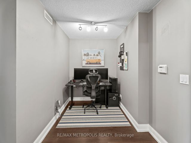 816 - 135 Village Green Sq