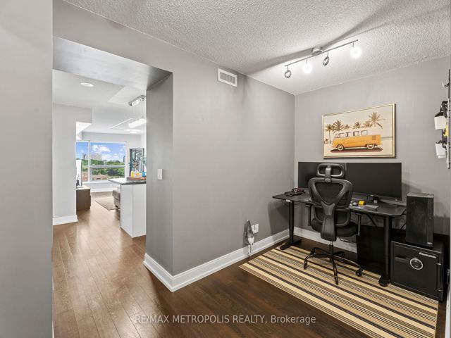 816 - 135 Village Green Sq
