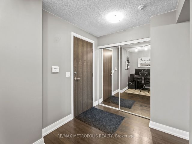 816 - 135 Village Green Sq