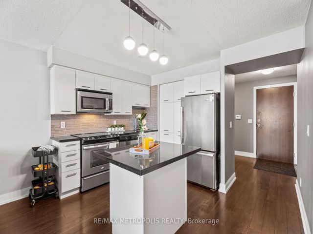 816 - 135 Village Green Sq