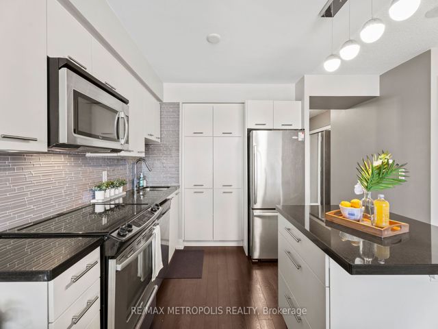 816 - 135 Village Green Sq
