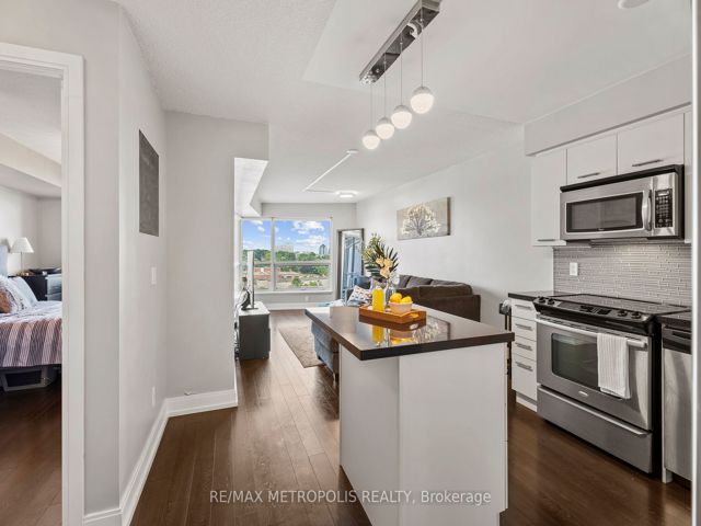 816 - 135 Village Green Sq