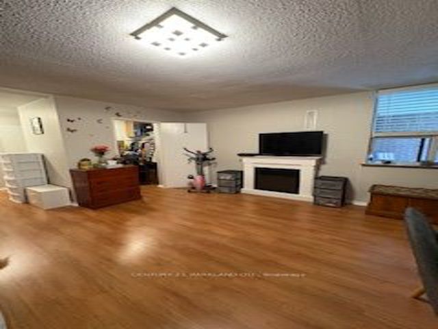 111 - 4060 Lawrence Ave E