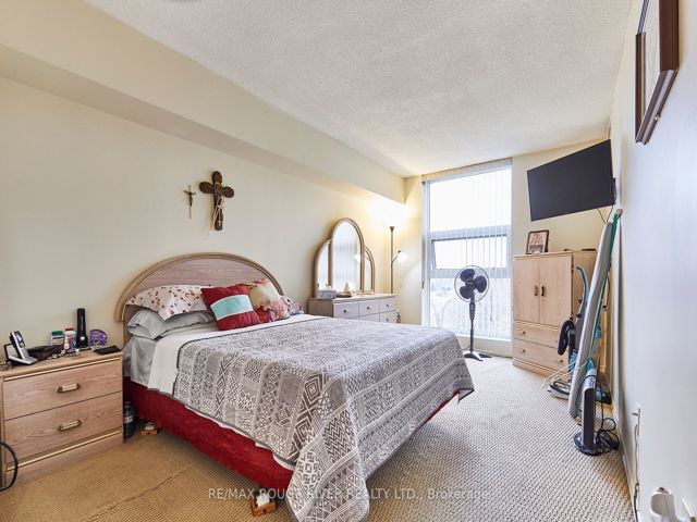 716 - 20 Dean Park Rd