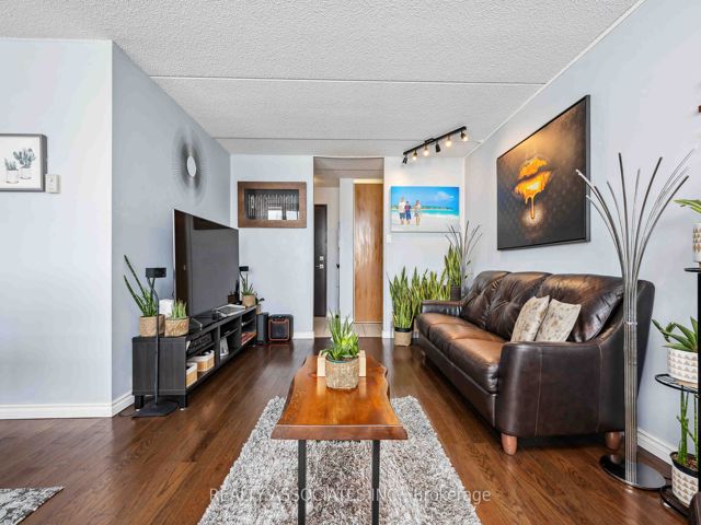 1014 - 2 Glamorgan Ave