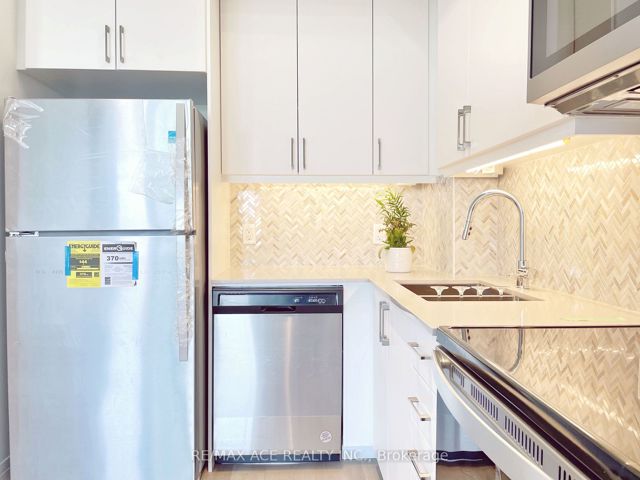 602 - 3220 Sheppard Ave E
