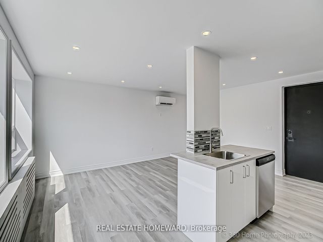 7 - 419 Woodbine Ave