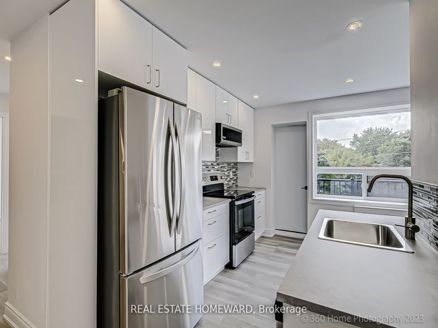 7 - 419 Woodbine Ave