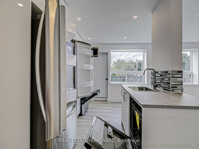 7 - 419 Woodbine Ave
