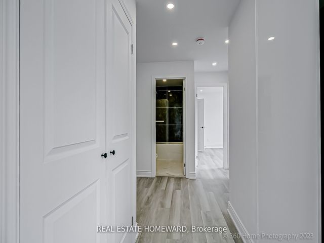 7 - 419 Woodbine Ave