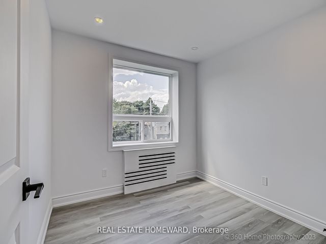 7 - 419 Woodbine Ave