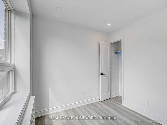 7 - 419 Woodbine Ave