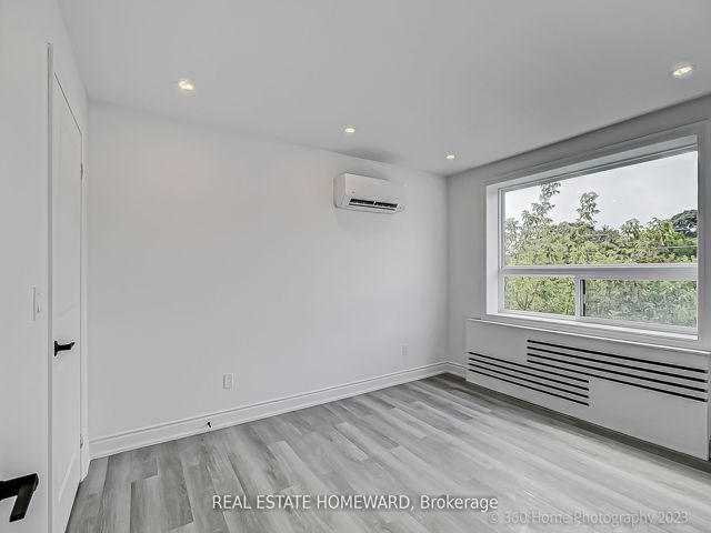 7 - 419 Woodbine Ave