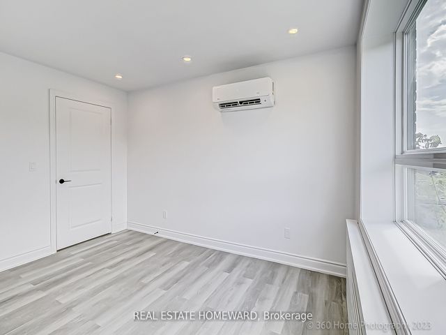 7 - 419 Woodbine Ave