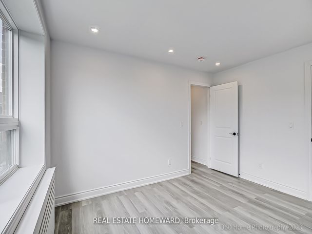 7 - 419 Woodbine Ave