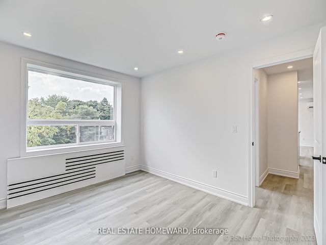 7 - 419 Woodbine Ave