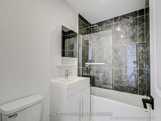 7 - 419 Woodbine Ave