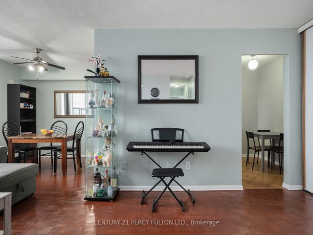 915 - 180 Markham Rd
