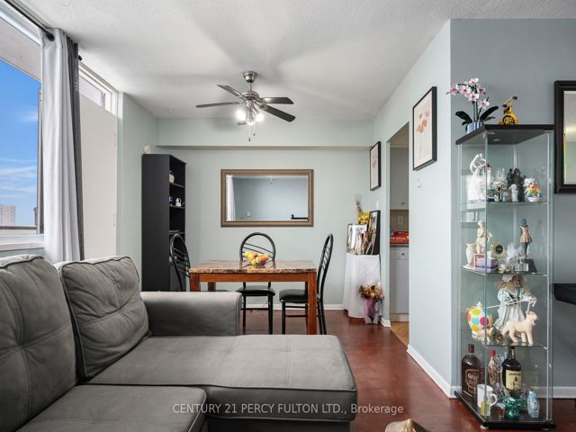 915 - 180 Markham Rd
