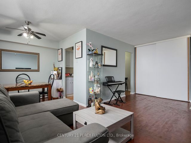 915 - 180 Markham Rd