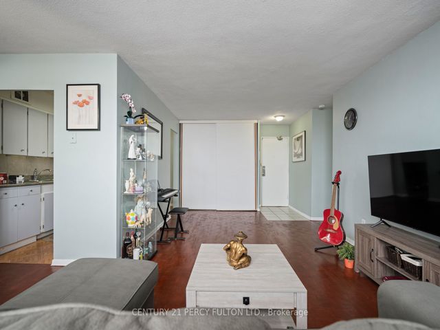 915 - 180 Markham Rd