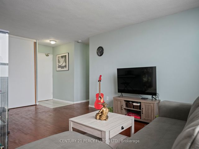 915 - 180 Markham Rd