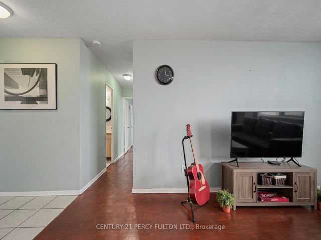 915 - 180 Markham Rd