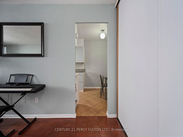 915 - 180 Markham Rd