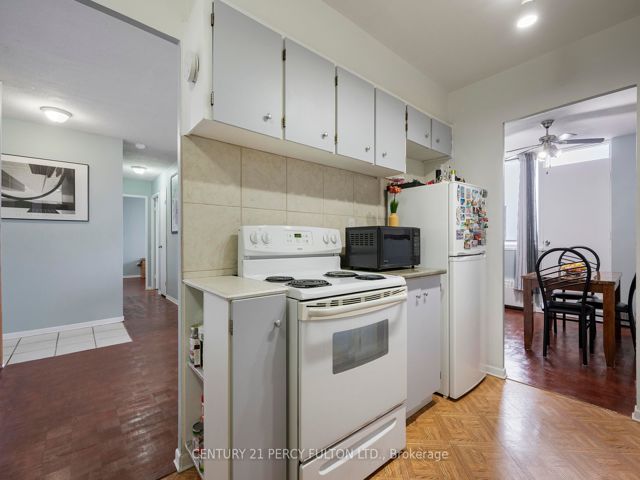 915 - 180 Markham Rd