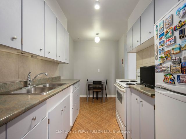 915 - 180 Markham Rd