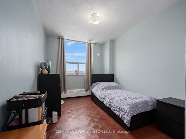 915 - 180 Markham Rd