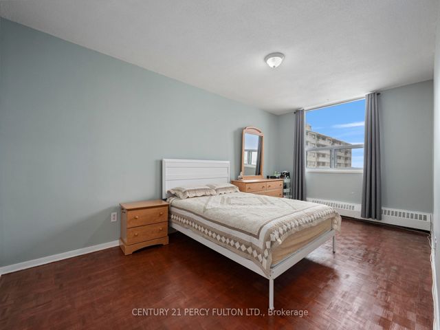 915 - 180 Markham Rd
