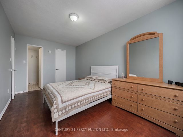 915 - 180 Markham Rd