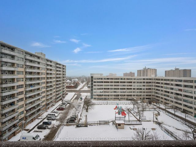 915 - 180 Markham Rd