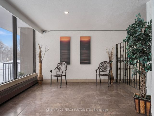 915 - 180 Markham Rd