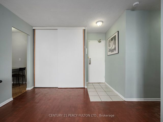 915 - 180 Markham Rd