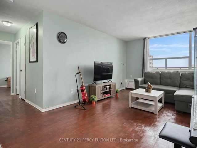 915 - 180 Markham Rd