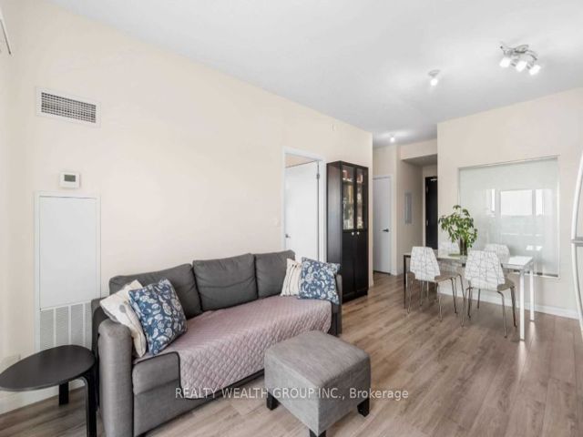 907 - 2150 Lawrence Ave
