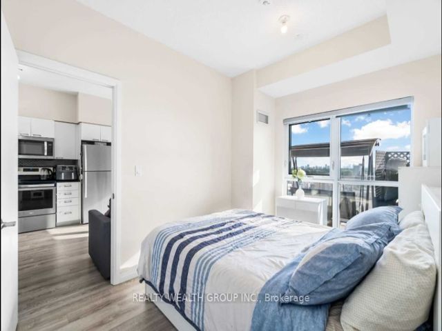 907 - 2150 Lawrence Ave