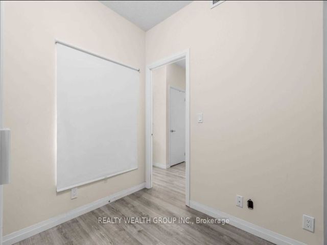 907 - 2150 Lawrence Ave