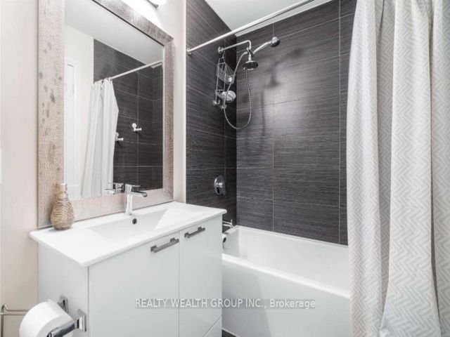 907 - 2150 Lawrence Ave