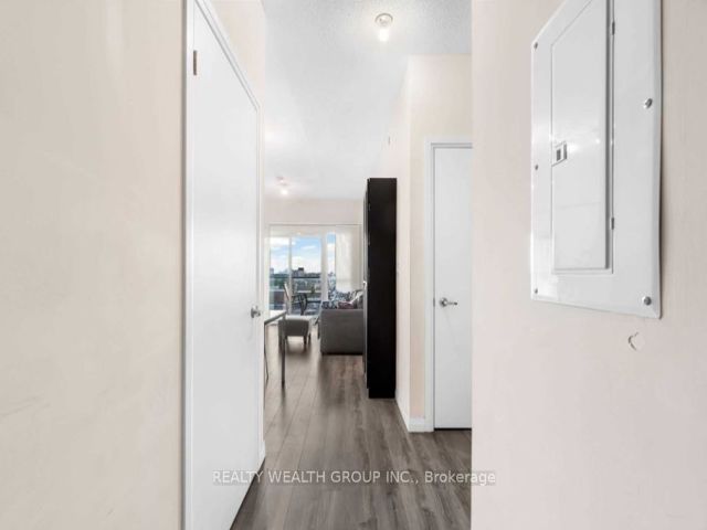 907 - 2150 Lawrence Ave