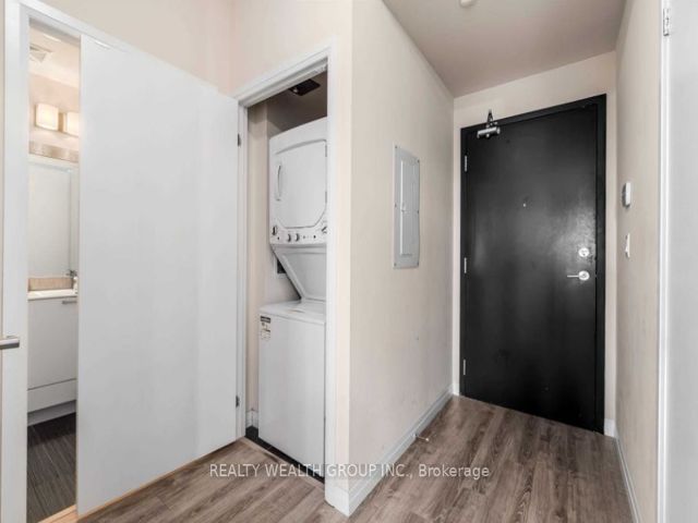 907 - 2150 Lawrence Ave