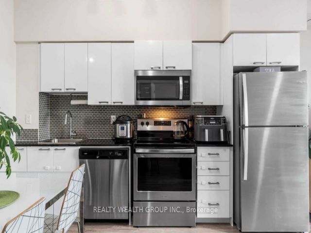 907 - 2150 Lawrence Ave