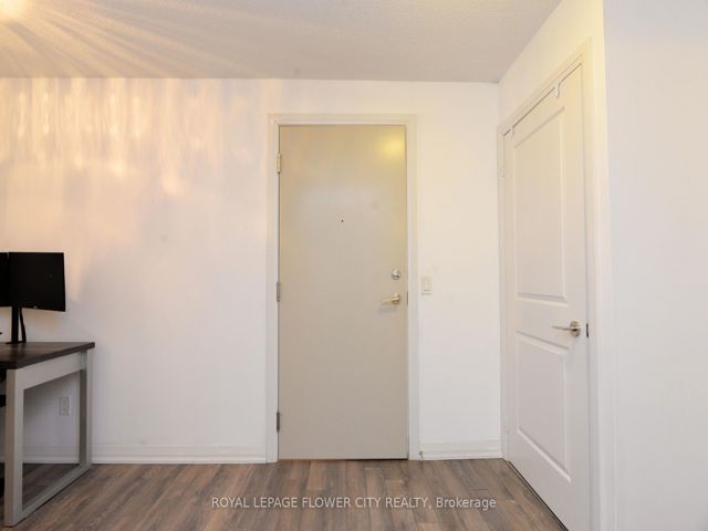 1003 - 30 Meadowglen Pl