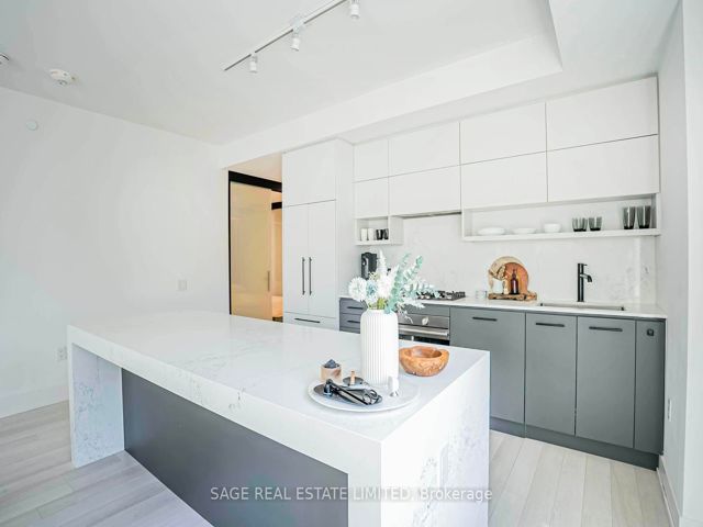 206 - 1888 Queen St E
