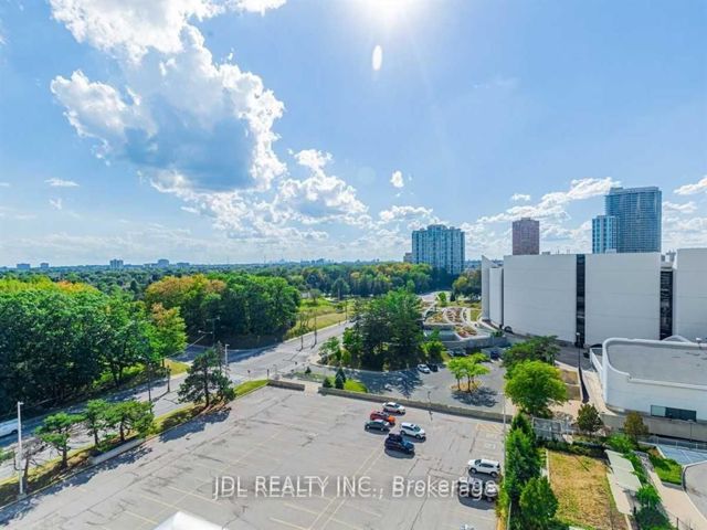 902 - 50 Town Centre Crt