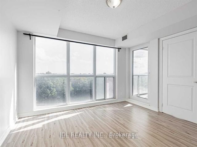 902 - 50 Town Centre Crt