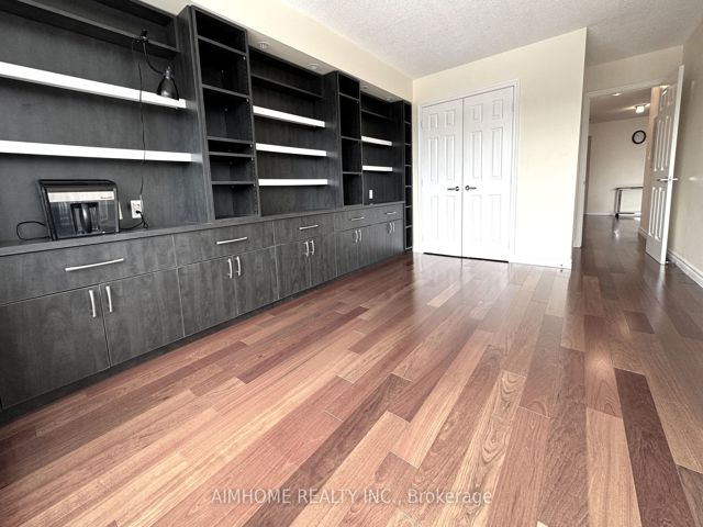 404 - 175 Bamburgh Circ
